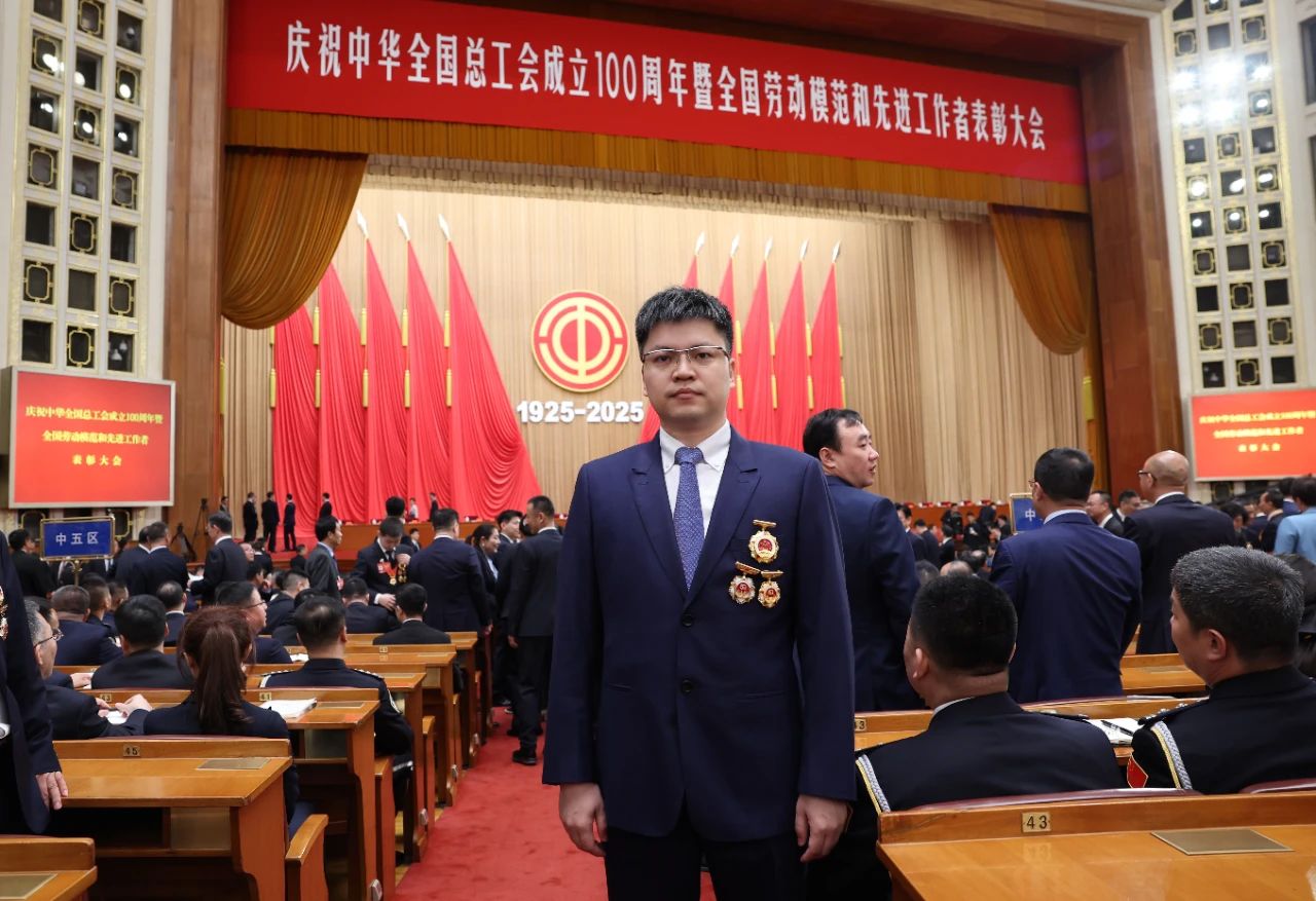 崔巍在人民大會堂接受“全國勞動模范”榮譽表彰！